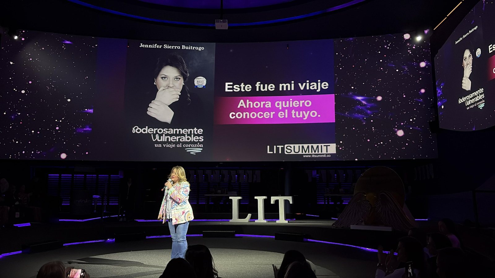 Jennifer Sierra en el escenario del LIT Summit